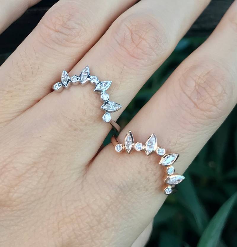 Gekrümmter Konturdiamant Für Frauen Ehering - Halbrunder V-Bogen Band Marquise Diamant Stapelring Sunburst Anpassen Stapelband von Belesas
