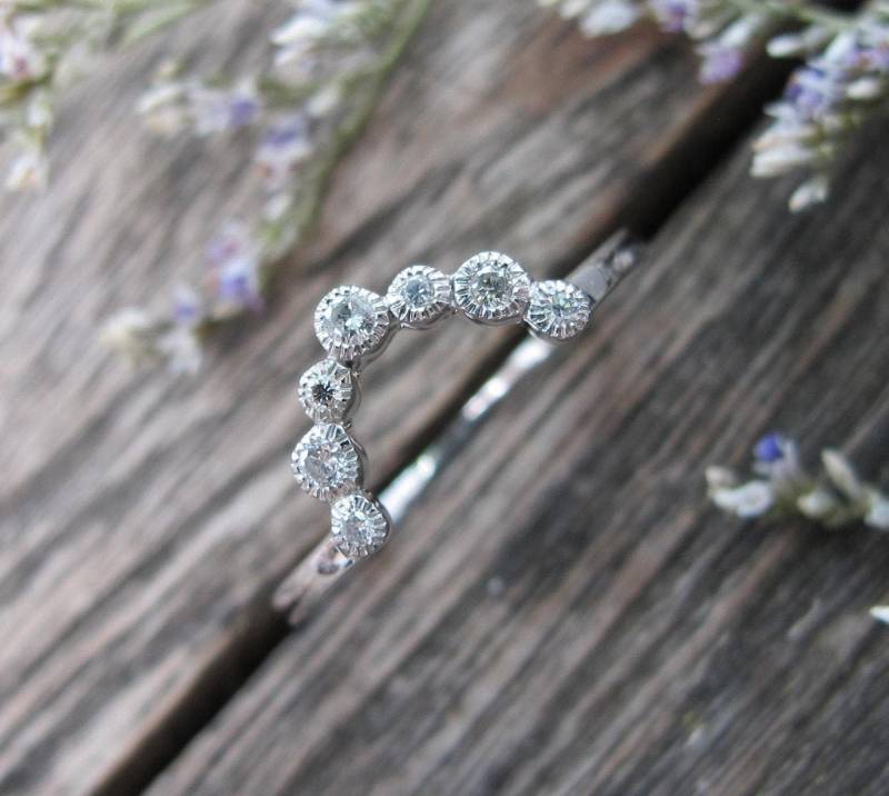 Geschwungene Diamant Hochzeit Frauen Vintage Band - Abschluss Kontur V Band-Nesting Milgrain Stapelbar Gelb Weiß Roségold von Belesas