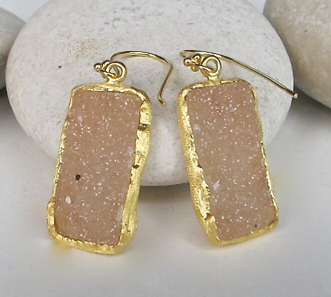 Gold Druzy Rechteck Tropfen Ohrring - Roher Kristall Boho Rohedelstein Minimalist Handmade Statement von Belesas