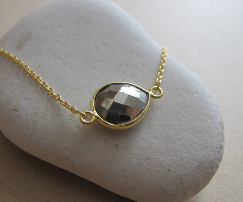 Gold Pyrit Armband - Schlichtes Alltagsarmband - Einzigartiges Edelstein Stein Armbänder - Pear Form Charm Armband von Belesas