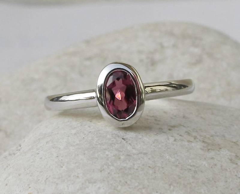 Granat Ovaler Zierlicher Silberring - Rhodolith Stapelbarer Ring Januar Birthstone Ring-Ring Für Teenager Kind Echte Rote Lünette Einfacher von Belesas