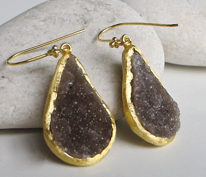 Großer Brauner Druzy Birnen-Ohrring - Echter Statement Boho-Ohrring - Roher Stein-Ohrring-Tropfen-Langer Teardrop-Kristallohrring von Belesas