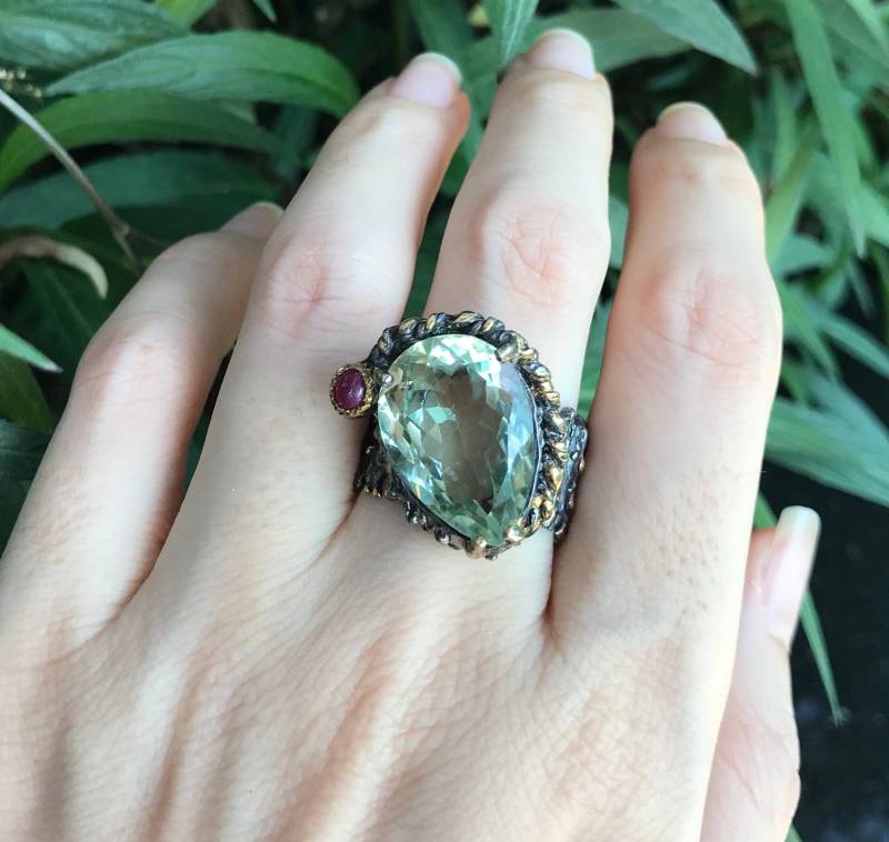 Großer Grüner Amethyst Statement Rustikaler Ring - Solitär Strukturierter Rohstein Gothic Unisex Ooak Februar Geburtsstein Ring von Belesas