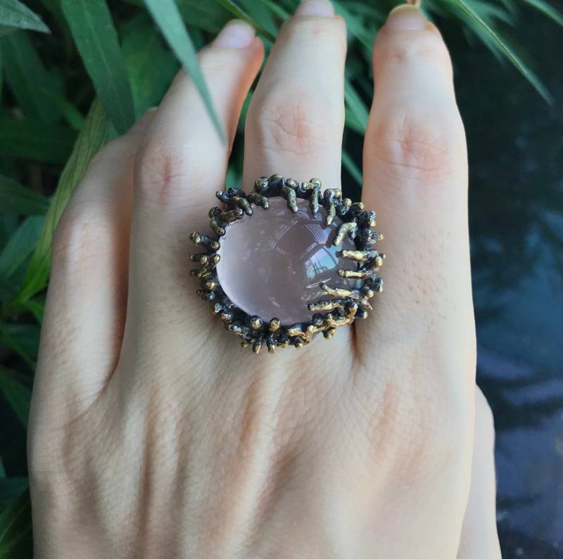 Großer Rosenquarz Statement Rustikaler Ring - Natur Inspirierter Solitär Bulky Unisex Ast Avant Garde Ring von Belesas