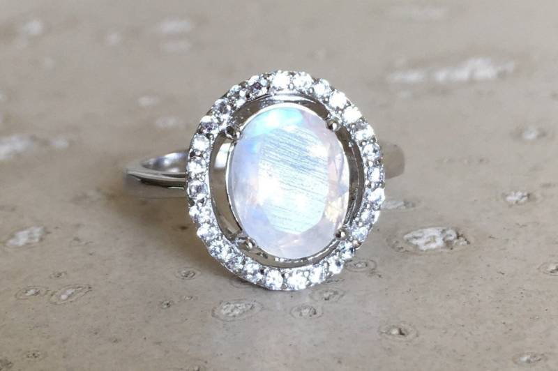 Halo Mondstein Verlobungsring - Ovaler Regenbogen Versprechen Solitär Ring - Facettiert Jahrestag Juni Geburtsstein Ring von Belesas