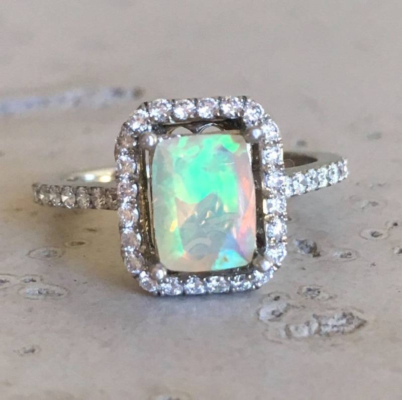 Halo Smaragd Rechteck Echter Welo Opal Verlobungsring-Natürlicher Diamant Jubiläumsring-Massiver 14K Gold Irisierender Solitärring von Belesas