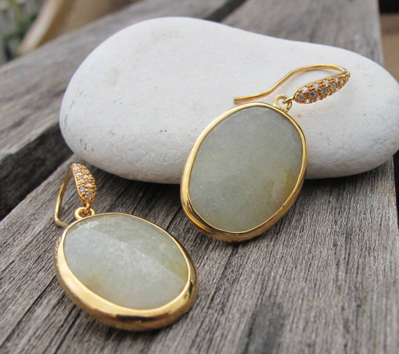 Hellgrüne Saphir Rohe Ohrringe - Ovaler Roher Tropfen Goldohrring - September Geburtsstein Natürlicher Echter Ohrring von Belesas