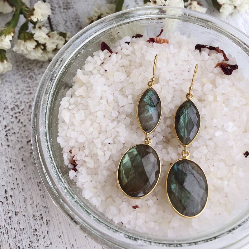 Irisierender Labradorit Statement Ohrring - Zwei Stein Tropfen Ohrringe - Handgemachte Boho Edelstein von Belesas