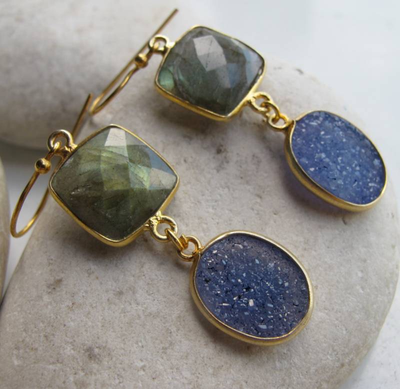 Labradorit Druzy Lange Ohrring - Zwei Stein Statement Irisierende Baumeln Einzigartige Edelstein Bunter Festival Ohrring von Belesas