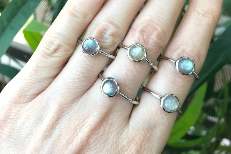 Labradorit Rund Silber Ring - Stapelbarer Schlichter Kleiner Schillernd Boho Stein Zierlicher Cabochon Lünette Ring von Belesas