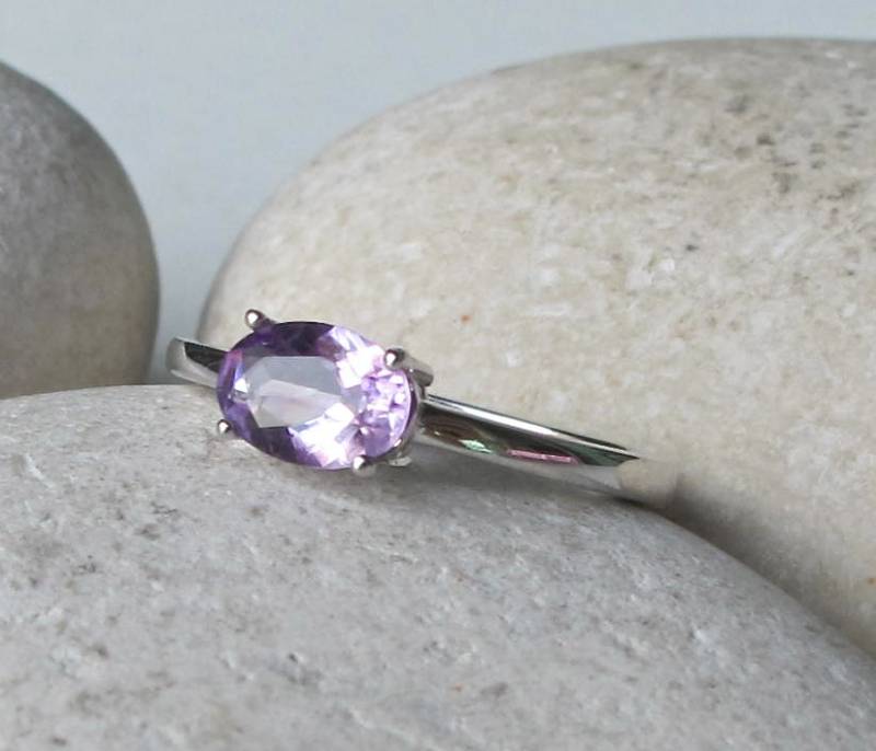 Lila Amethyst Silber Oval Zierliche Stapel Ring - Kleiner 4 Prong Ring Für Teen Kinder - Februar Geburtsstein von Belesas