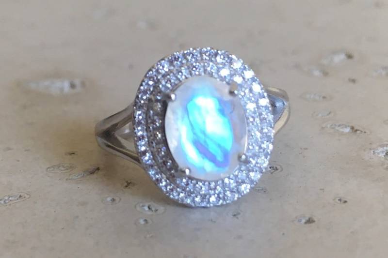 Mondstein Halo Damen Verlobungsring - Großer Ovaler Verlobungsring Für Sie - Statement Oval Irisierender Ring - Juni Ring von Belesas