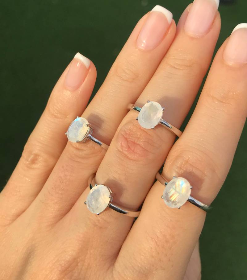 Mondstein Oval Prong Silber Ring - Echter Regenbogen Stapelbarer Juni Birthstone Schlichter Boho von Belesas