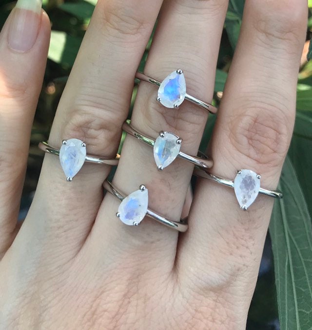 Mondstein Ring Tear Drop Einfache Prong Boho Regenbogen Sterling Silber Stack Pear von Belesas
