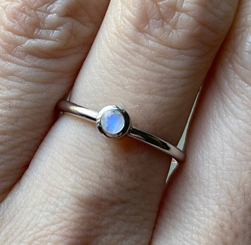 Mondstein Zierliche Stapelbare Ring - Schmuck Geschenke Unter 25 - Echter Kleiner Regenbogen Ring Für Kind Teen-Facette Rund Silber Lünette von Belesas