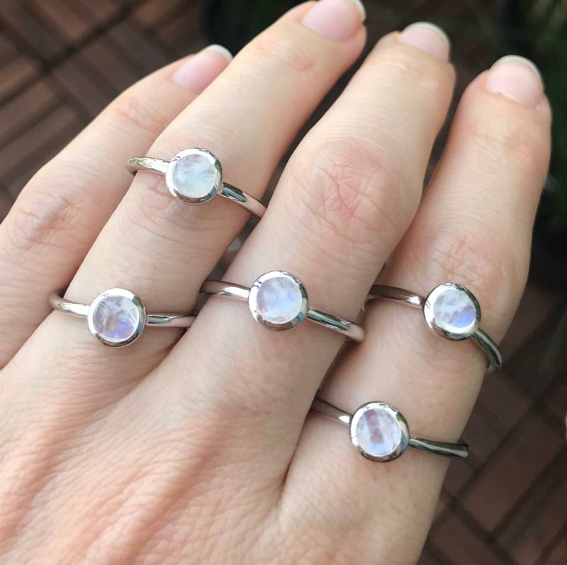 Mondstein Zierlicher Stapel Runder Ring - Echter Natürlicher Regenbogen Minimalist Ring-Silber Cabochon Glatter Ring-Einfacher Lünette Ring von Belesas