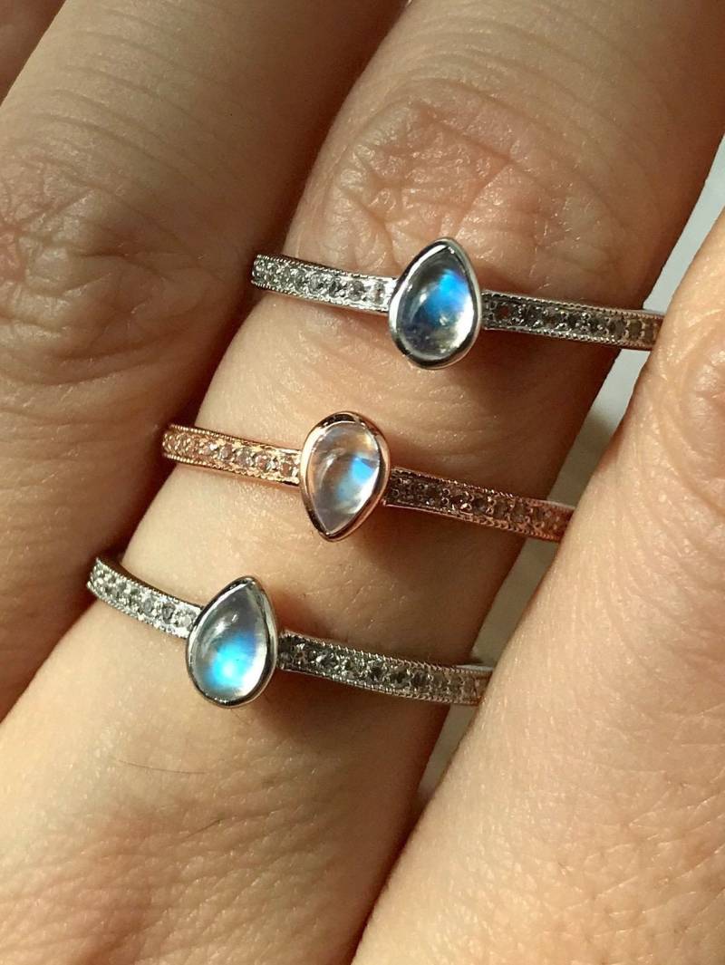 Mondstein Zierlicher Versprechensring Für Her - Birnenförmiger Stapelbarer Mondstein-Goldjubiläumsring Juni Birthstone Irisierender Ring von Belesas