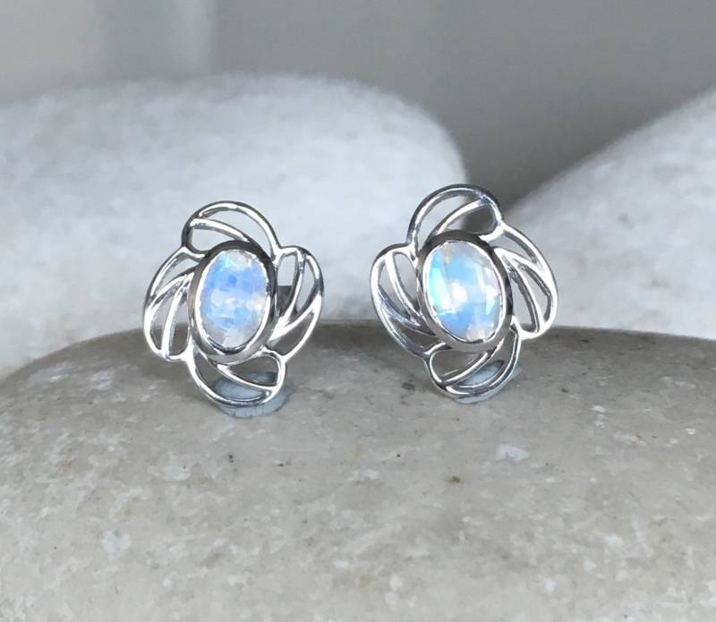 Oval Blumen Mondstein Ohrstecker - Boho Regenbogen Ohrring Blume Juni Birthstone Alltags von Belesas