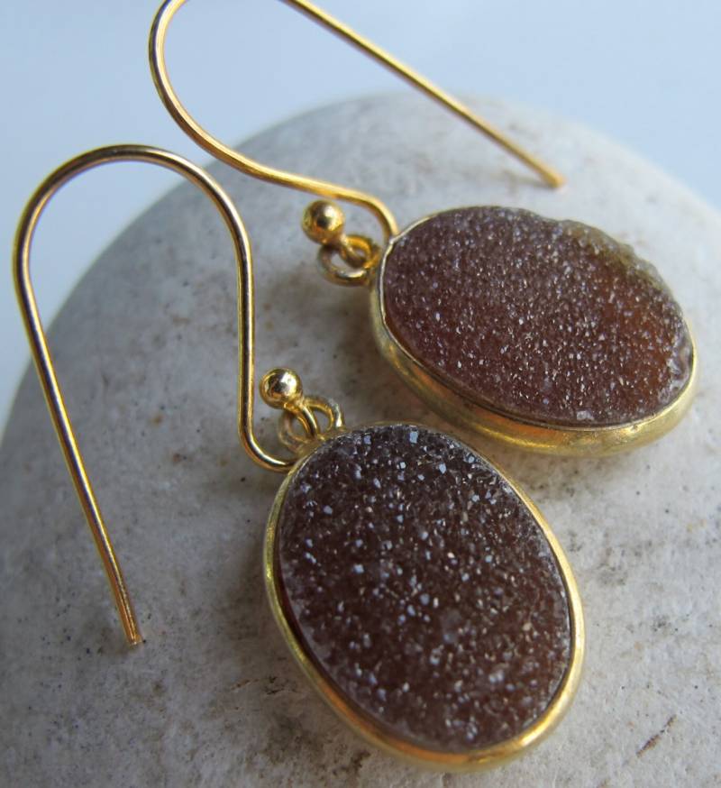 Oval Braune Druzy Ohrringe - Schlichte Gold Tropfen Rohstein Schmuck - Braun Boho Ohrring von Belesas