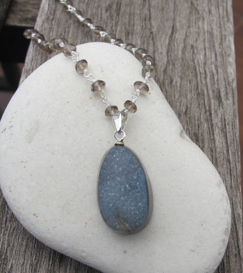 Oval Grau Schwarz Druzy Halskette - Natürlicher Grauer Edelstein Perlen Anhänger Halskette-Echte Roh Rohstein Boho Geode Halskette von Belesas