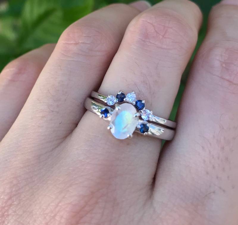 Oval Mondstein Blauer Saphir Zierliche Verlobungsringe - Echter Natürlicher Regenbogen Drei Stein Halo Hochzeit Zwei Zinken Ringe Set von Belesas
