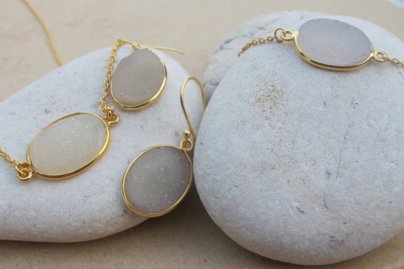 Oval Weiß Druzy Braut Schmuck Set - Weißer Edelstein Halskette Armband Ohrring - Schlichter Echter Goldschmuck von Belesas