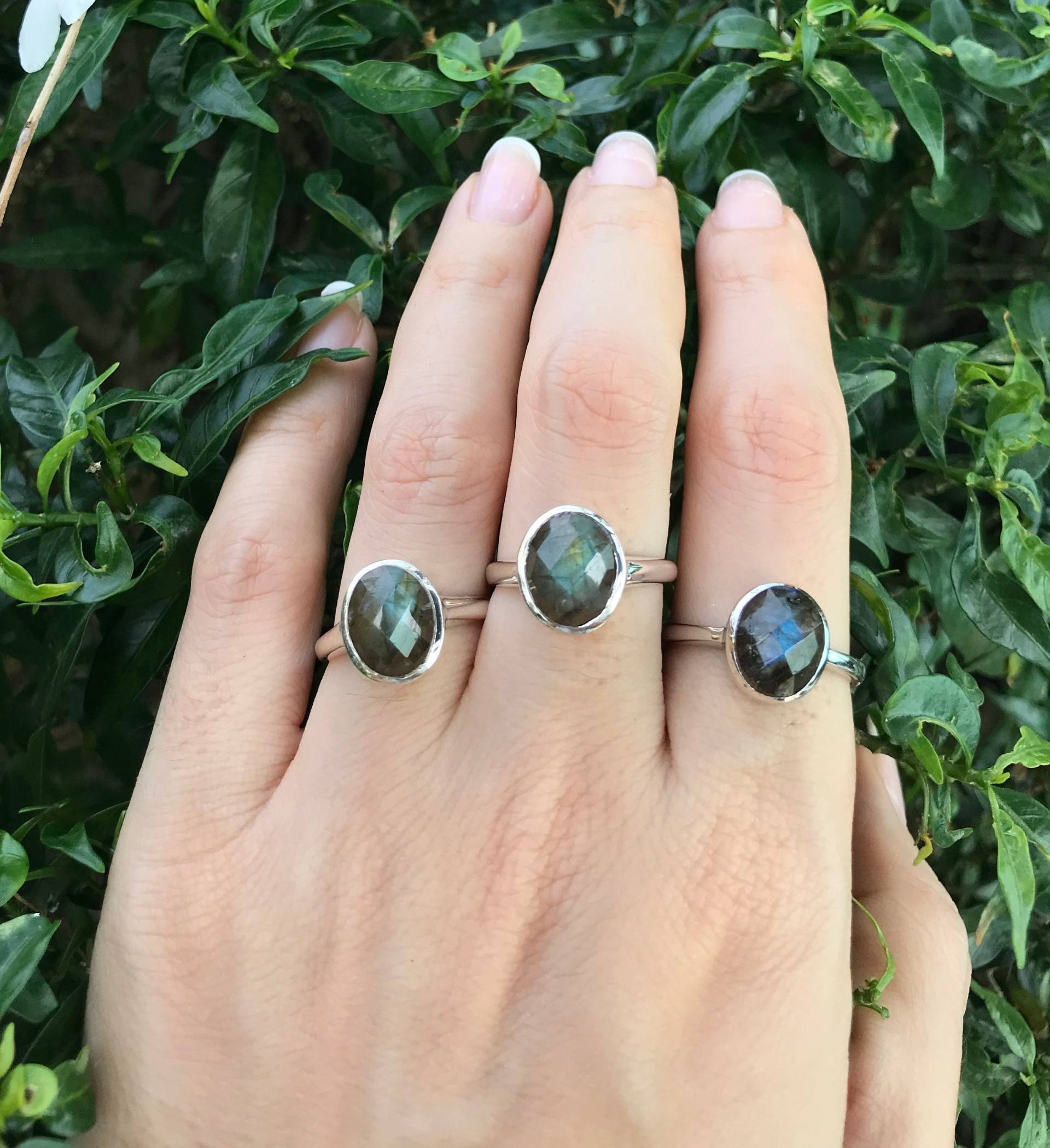 Ovaler Labradorit Rosenschliff Ring - Regenbogen Labradrorit Silber Stapelring - Irisierender Stein Boho Lünette Ring Ovaler Labradorit Rosenschliff Ring - Regenbogen Labradrorit Silber Stapelring - Irisierender Stein Boho Lünette Ring von Belesas