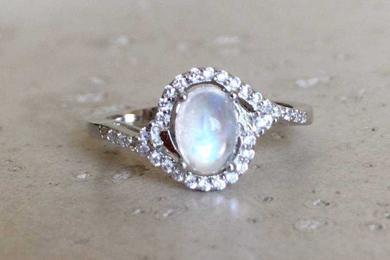 Ovaler Mondstein Verlobungsring - Art Deco Halo Ring - Regenbogen Boho Juni Solitär Geburtsstein Ring von Belesas