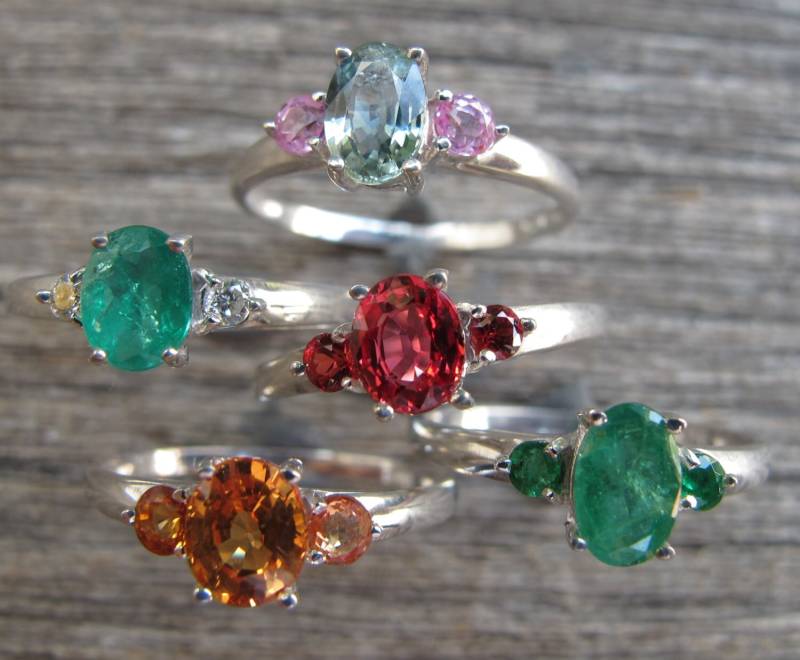 Ovaler Smaragd Verlobungsring - Echter Solitär Ring - Mai Geburtsstein Grüner Edelstein Ring von Belesas