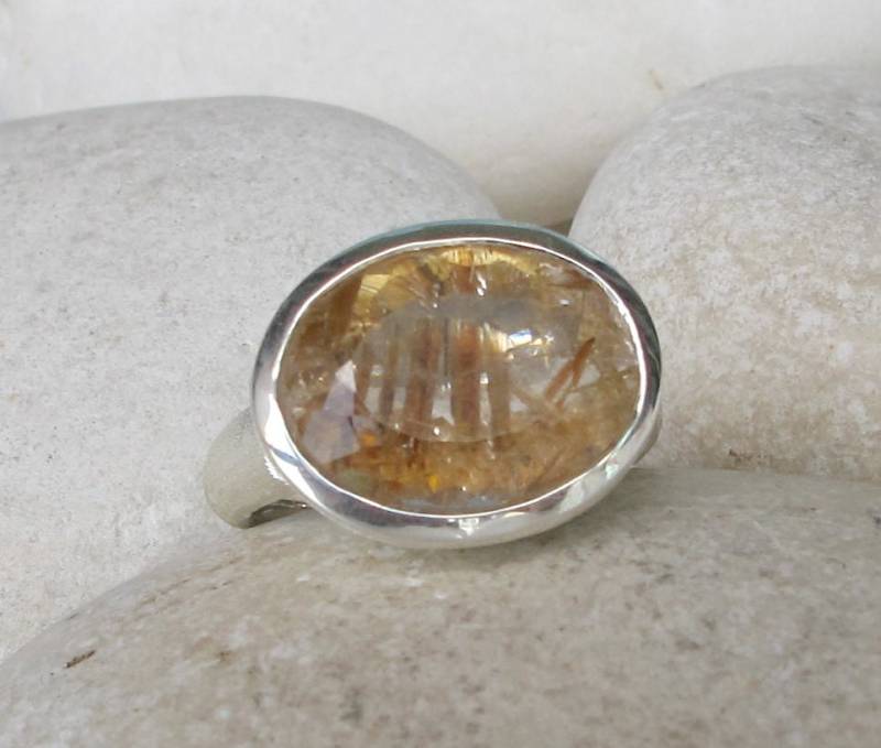 Ovaler Statement Ring - Gold Rutilquarz Einzigartiger Edelstein Solitär Ooak Schmuck Geschenke Für Sie von Belesas