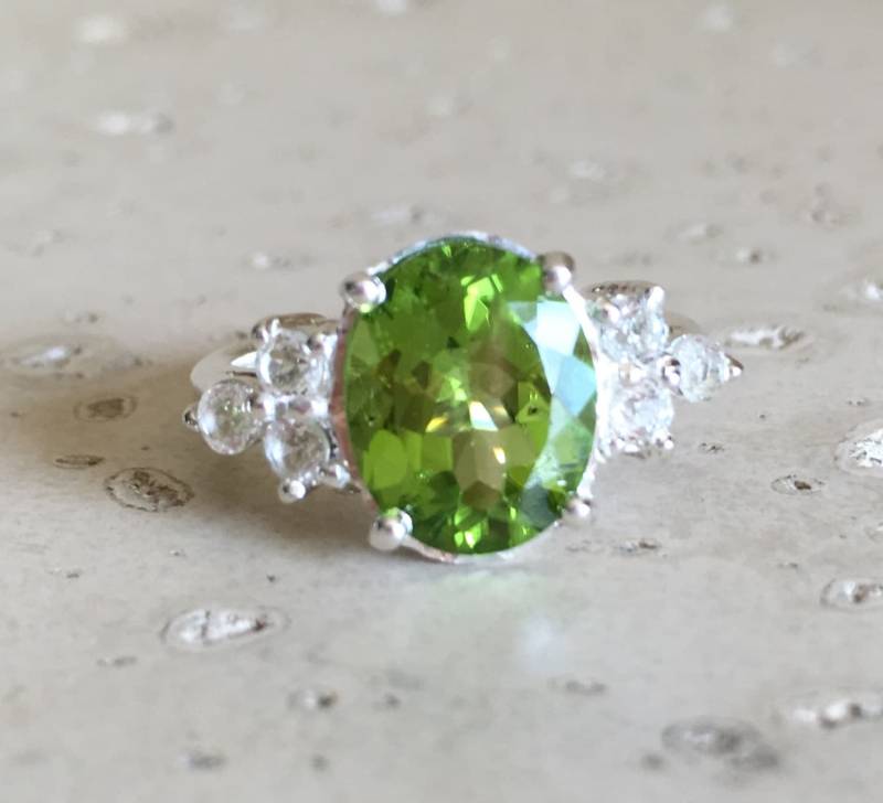 Peridot Verlobungsring - August Geburtsstein Ring - Einzigartiger Grüner Statement Nichttraditional Alternativer Verlobungsring von Belesas