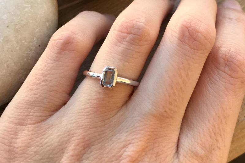 Rechteck Blautopas Kleiner Stapelring - Kind Teen Zierlicher Blauer Ring - Baguette Blau Kleiner Dezember Geburtsstein Etwas Blaues Ring von Belesas