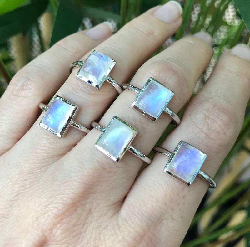Rechteck Mondstein Ring - Stapelbarer Regenbogen Cabochon Boho Juni Birthstone Minimalist von Belesas