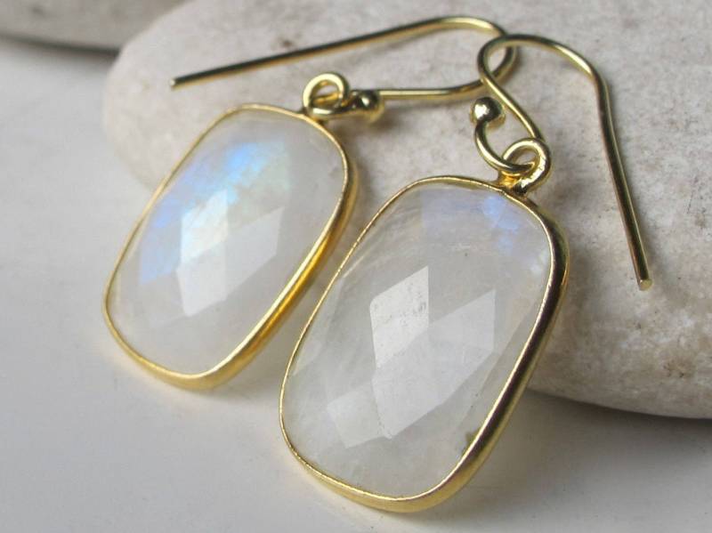 Rechteckige Mondstein Ohrringe - Regenbogen Gold Schillernde Bohemain Tropfen Boho Juni Schmuck von Belesas