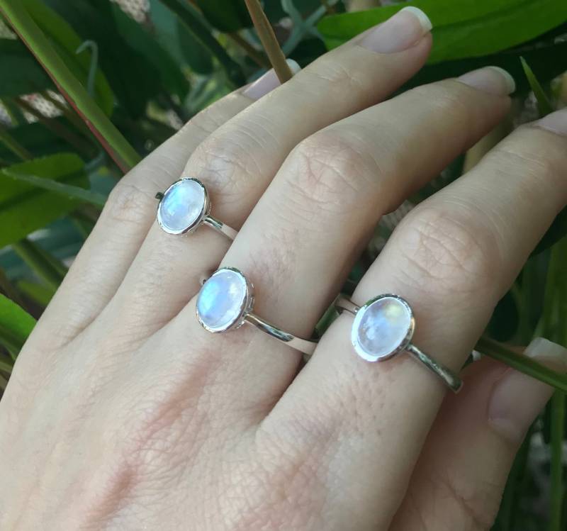 Regenbogen Mondstein Boho Ring Stapel Juni Birthstone Sterling Silber Oval Glatte Echter Zierliche Kleine von Belesas
