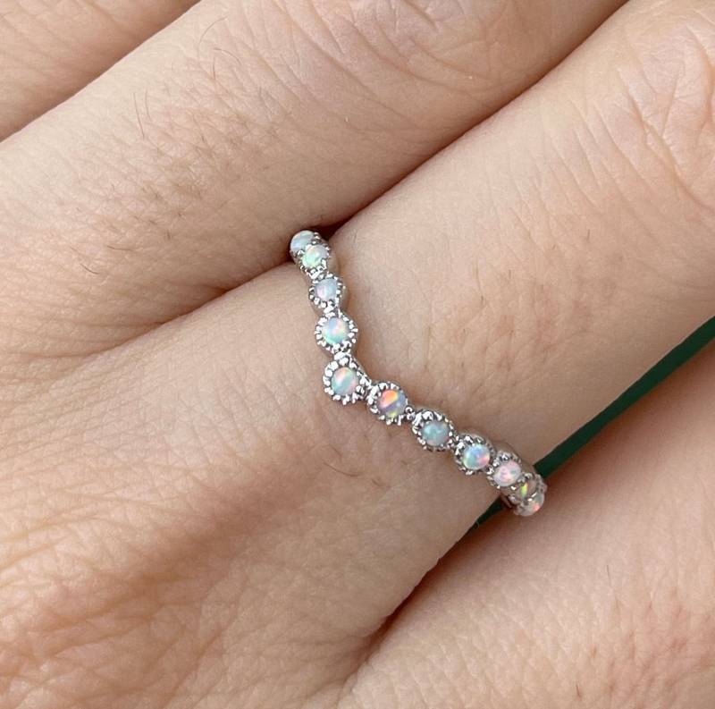 Regenbogen Opal Damen Chevron Hochzeitskurve Band - V Krone Nesting Contour Volles Eternity Arc Irisierendes Boho von Belesas