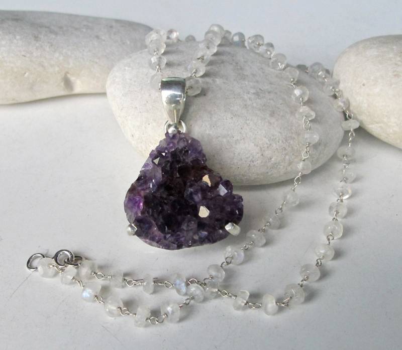 Roh Amethyst Geode Halskette - Boho Statement Rock Lila Stein Halsketten - Berg Kristall Halskette Perlen Amethyst von Belesas