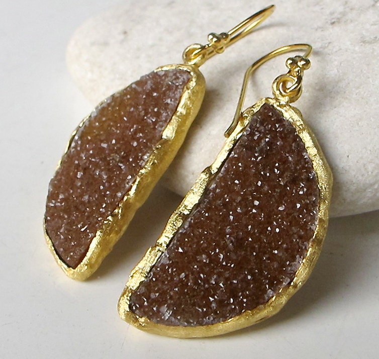 Rohe Druzy Rohkristall Ohrring - Große Braune Baumeln Statement Echt Duzy Halbkreis Handgemachter Rohedelstein Gold Ohrring von Belesas