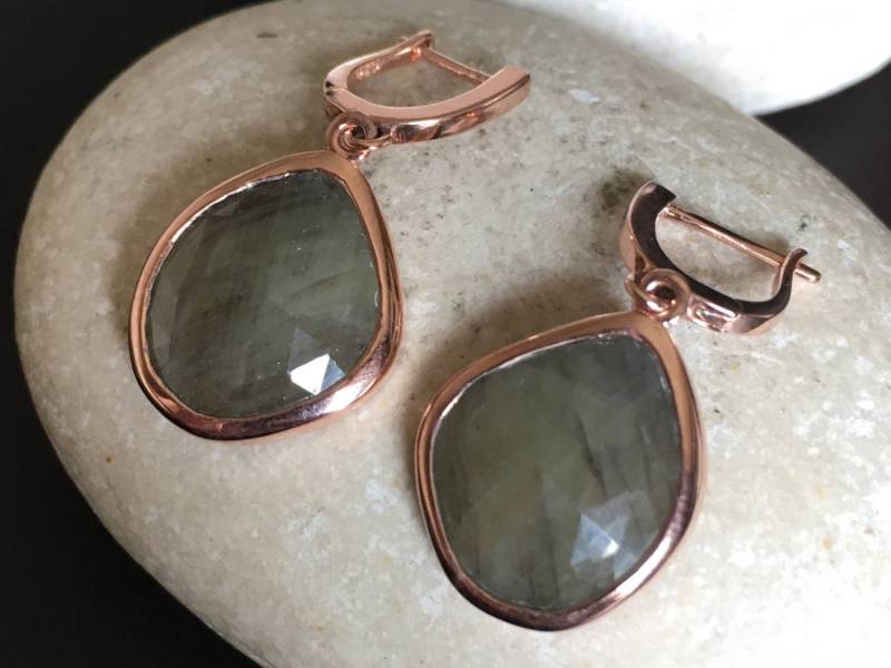 Rohe Ohrringe Saphir Echte Rosegold Ohrhänger September Geburtsstein Grün Ohrring Handgemacht Edelstein Oval von Belesas