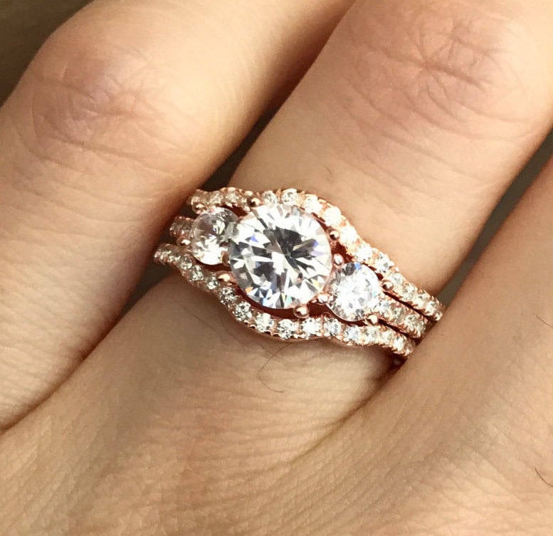 Rose Gold Braut Set Ring - Drei Stein Verlobungsring Brilliant Versprechen 3 Ehering Farbloser Diamant Simulant von Belesas