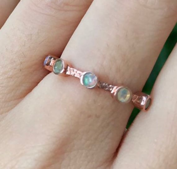 Rose Gold Opal Ehering - Eternity Band Oktober Birthstone Stapelbare Ring Statement Bubble von Belesas