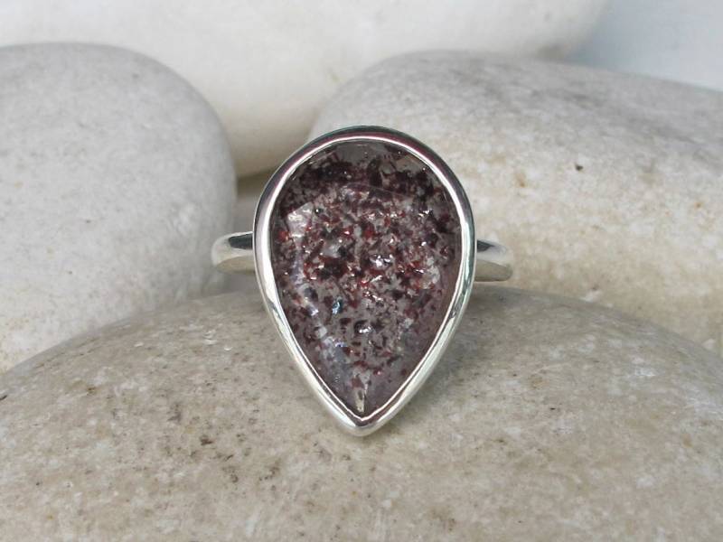 Roter Feuerquarz Edelstein Verlobung - Großer Lepidocrocit Lünette Solitär Ring - Einzigartiger Tropfen Verlobungsring - Schlichter Birnenform Ring von Belesas