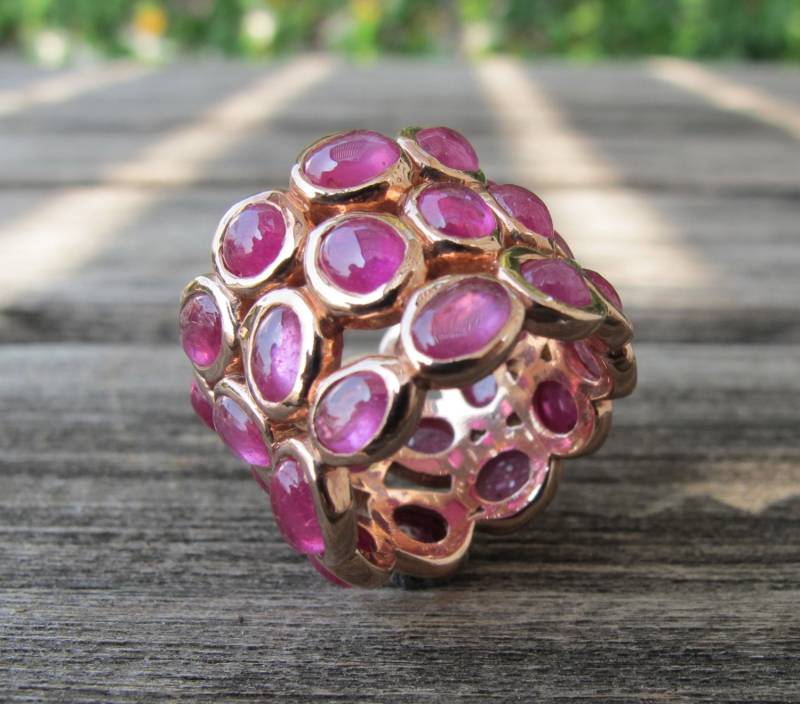 Rubin Statement Band Ring - Rose Gold Juli Geburtsstein Cabochon Rosa Edelstein Dreireihig Band - Unikat Designer Ring von Belesas