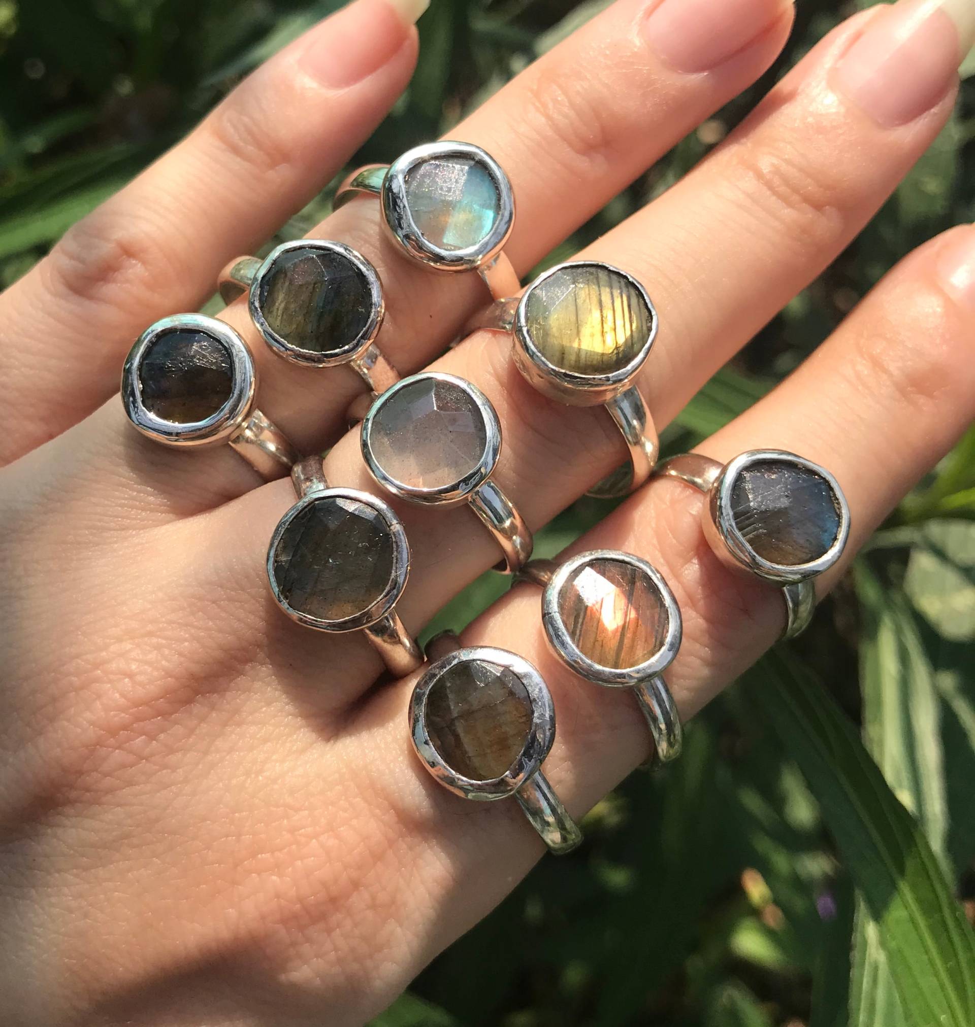 Runder Labradorit Stapelbarer Silber Rustikaler Ring - Boho Irisierender Blau Grün Goldener Unisex Ring Runder Labradorit Stapelbarer Silber Rustikaler Ring - Boho Irisierender Blau Grün Goldener Unisex Ring von Belesas