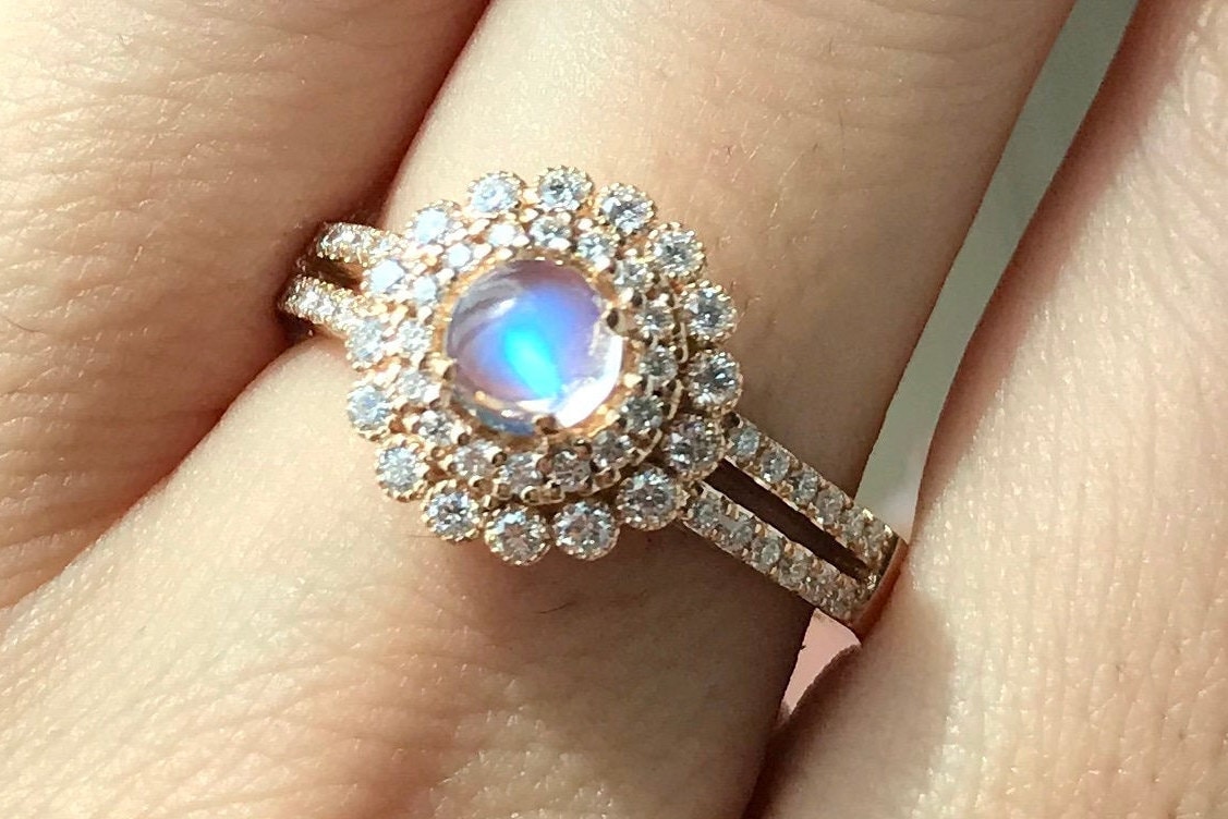 Runder Mondstein Diamant Doppel Halo Verlobungsring - Blumen Versprechen Split Schaft 18K Gelbgold Cabochon Regenbogen Ring von Belesas