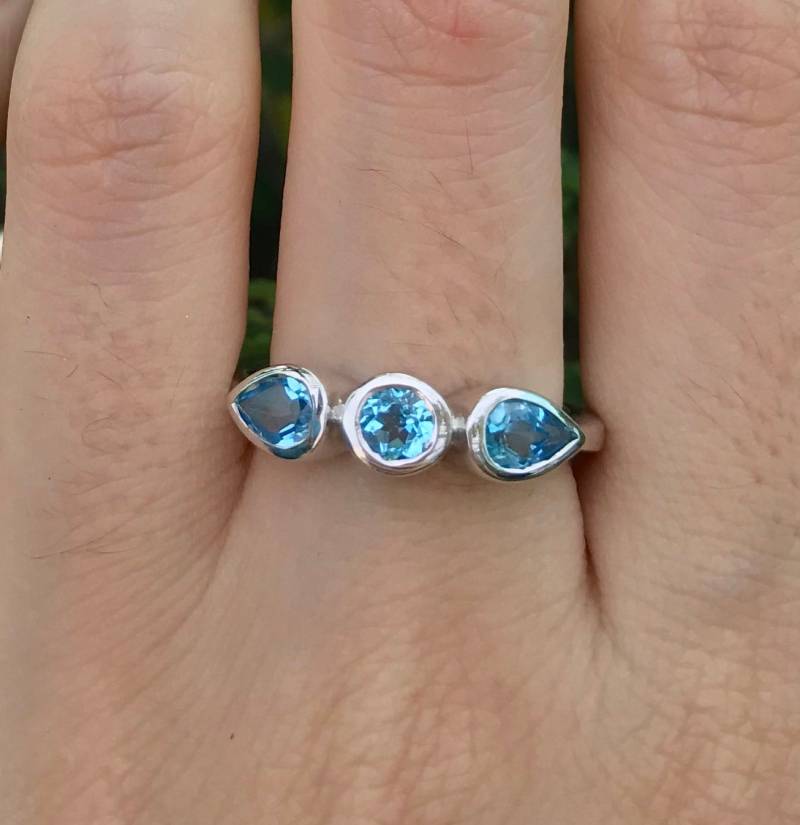 Schweizer Blautopas Hochzeitsband - Halbe Ewigkeit Echte Natürliche Blaue Topas Stapelring- Mittelblauer Ehering- Dezember Geburtsstein Ring von Belesas