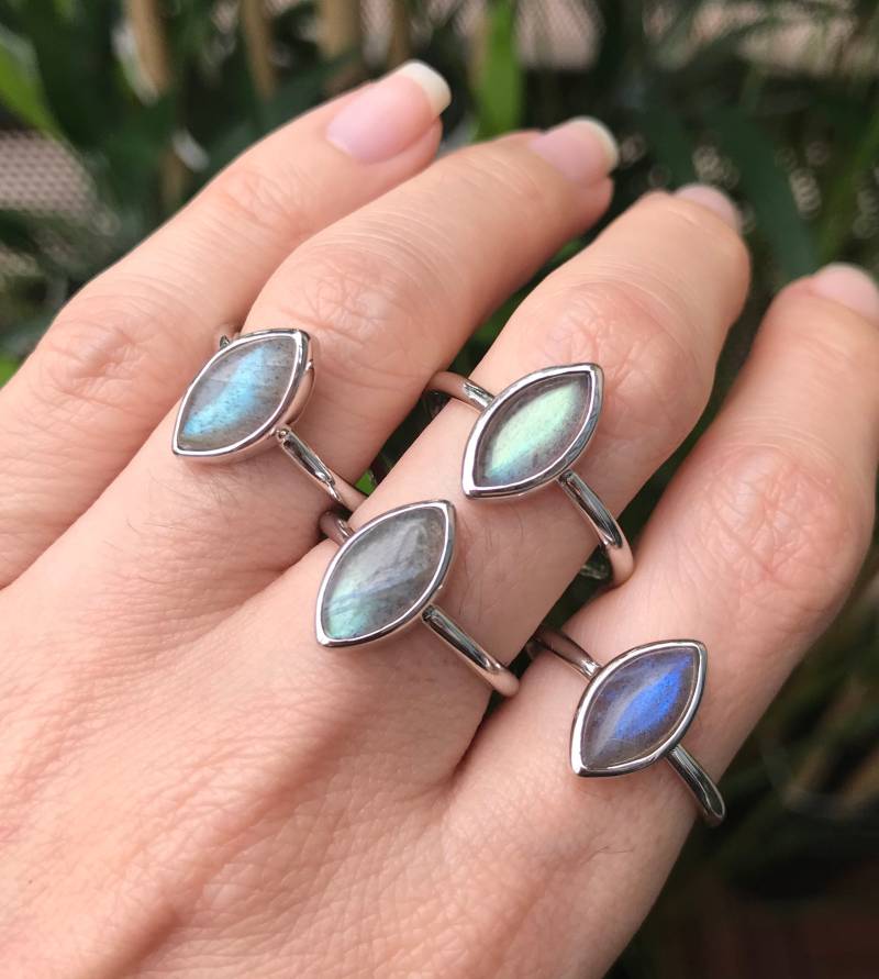 Silber Labradorit Boho Ring - Regenbogen Stapel Hippie Irisierender Farbwechsel Stimmung Edelstein Minimal von Belesas
