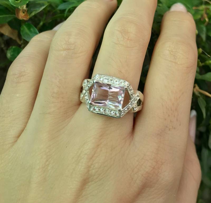 Smaragdschliff Rechteck Morganit Deco Ring - Lila Rosa Doppelschaft Solitär Verlobungsring von Belesas