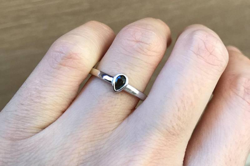 Stapel Grüner Turmalin Ring - Stapelbarer Midi Pinky Knuckle Daumen Winziger Ring in Birnenform - Oktober Geburtsstein Sterling Silber von Belesas