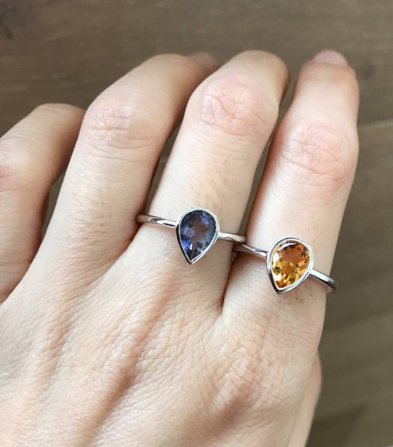 Stapelbarer Birnenform Ring - Edelstein Stapelring Sterling Silber - Geburtsstein Facettierte Lünette Citrin Iolith Stein Ring von Belesas